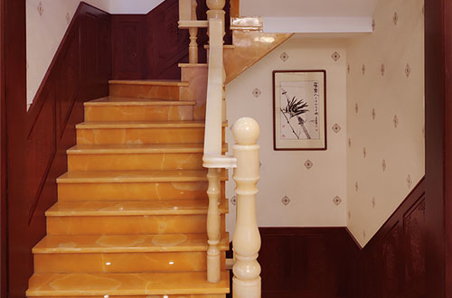 湘西中式别墅室内汉白玉石楼梯的定制安装装饰效果